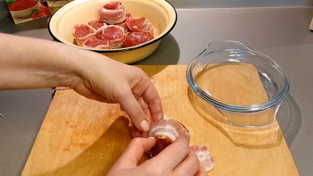 Медальоны из свинины в беконе с картофелем по деревенски. Свиная вырезка рецепт. смотреть онлайн