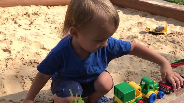 Игры в песочнице. Делаем торт из песка смотреть онлайн