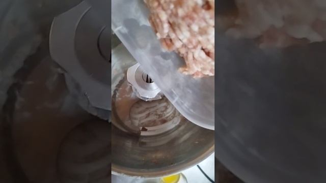 Варёная колбаса "Останкинская" из фермерской свинины ч. 1 смотреть онлайн