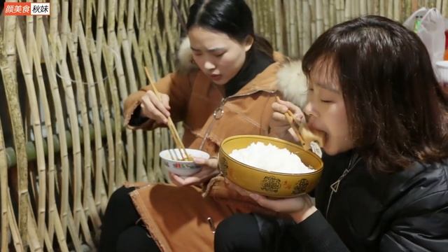 臘排骨剛熏好，秋妹趕緊燉了一鍋蓮藕湯，大口啃肉，3姐弟吃得真香！ 【顏美食】