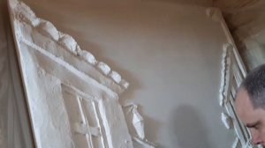 Барельеф из обычной шпатлёвки и роспись стены «кипарисы»