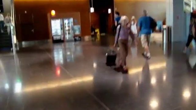 Полезный закоулок в аэропорте Цюриха (терминал D) смотреть онлайн