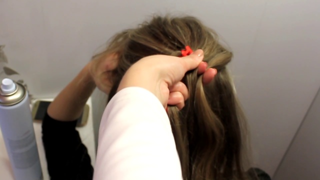 ПРИЧЕСКА НЕОБЫЧНОЕ ПЛЕТЕНИЕ ВОЛОС КРАСИВАЯ КОСА РЫБКА СВОИМИ РУКАМИ В ШКОЛУ КОСИЧКА ЕЛОЧКА DIY промо смотреть онлайн