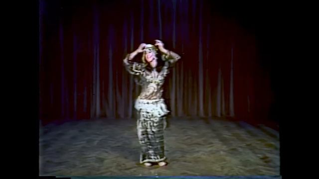 Belly Dancer Latifa: Latifa's Stick Dance 1984 ~ Assuit dress ~ Farida Fahmy Choreography смотреть онлайн