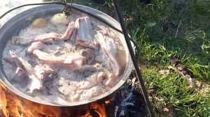 Варим мясо в казане на костре!
