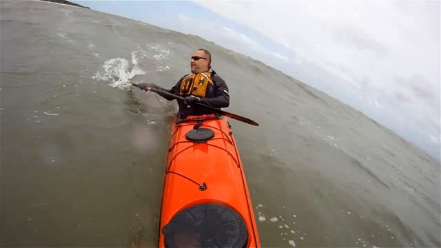 Riding wind waves with Zegul 520 seakayak смотреть онлайн