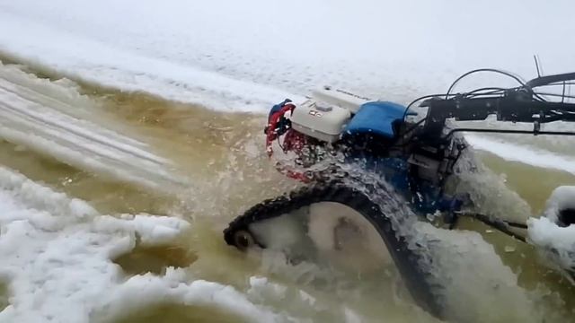 мотоблок на гусеницах, сырой снег и вода смотреть онлайн