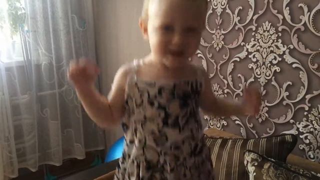 Евочка катается на горке с хомячками | Evochka riding a hill with hamsters смотреть онлайн