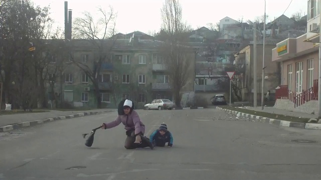 Пешеходов ветром вынесло на дорогу смотреть онлайн