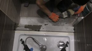 Снятие плитки и установка поддона в душ.