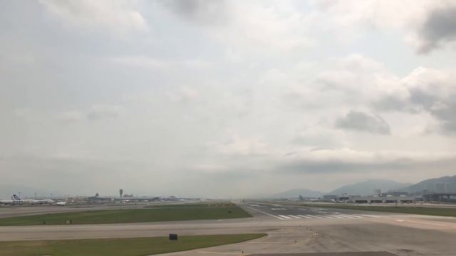 Cathay Pacific HKG international airport смотреть онлайн