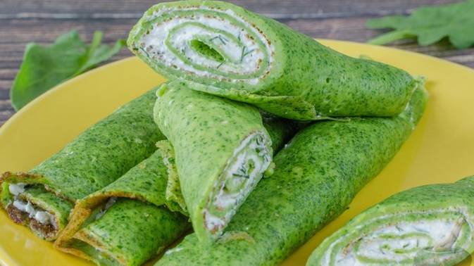 Самая зелёная летняя закуска.
БЛИНЧИКИ ИЗ ШПИНАТА С ТВОРОЖНОЙ НАЧИНКОЙ