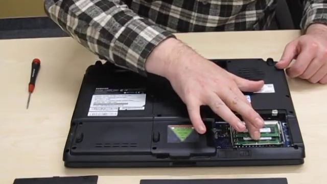 Toshiba da Série A210: Substituir a memória смотреть онлайн