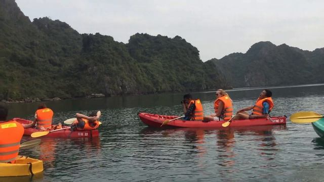 Serenity Cruises Tour Guide Sing H'mong Song смотреть онлайн