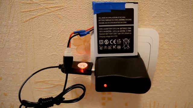 Может ли квадрокоптер летать на аккумуляторе от смартфона? смотреть онлайн