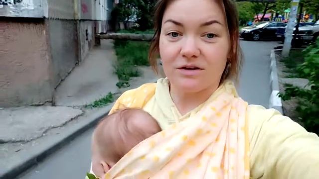 Первый раз вышли гулять в слинге шарфе! смотреть онлайн