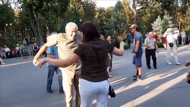 ВЕСЕЛЫЕ ЧАСТУШКИ ТАНЦЫ В ПАРКЕ ГОРЬКОГО!!! смотреть онлайн