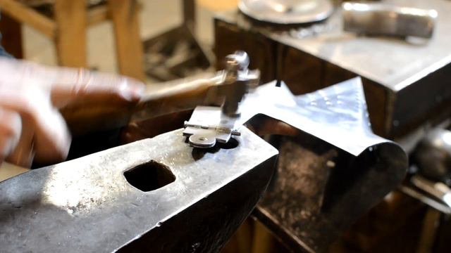 Бацинет с хундсгугелем. По найденному в Украине смотреть онлайн