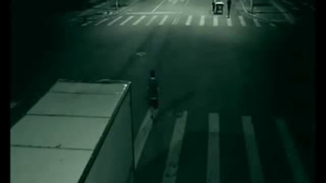 В Китае камера зафиксировала как ангел спас мотоциклиста смотреть онлайн