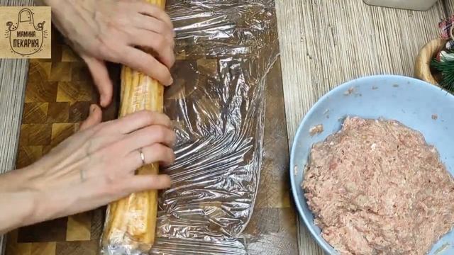 Рулет ''Мясорубка''из мясного фарша с макаронами, запечённый в фольге . Дизайнерская закусочка !.mp4 смотреть онлайн
