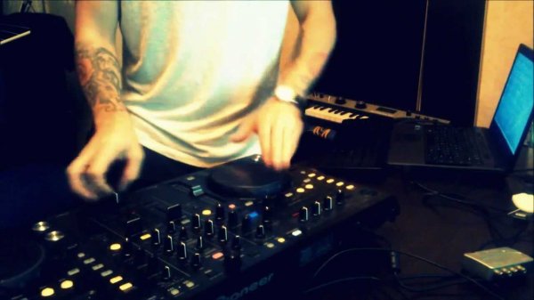 Alex Sadman scartching on the Pioneer DDJ-S1