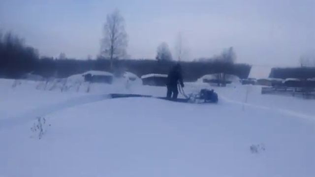 Мотобуксировщик МУЖИК штурмует рыхлый снег смотреть онлайн