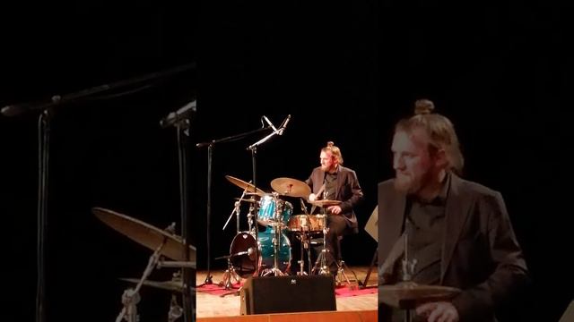 ARTUR DUTKIEWICZ TRIO":
Артур ДУТКЕВИЧ фортепиано
Михал БАРАНЬСКИ контрабас
Адам ЗАГУРСКИ ударные смотреть онлайн