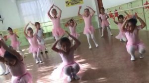 Кап кап кап дождик пошел. Танец. Аришка танцует.