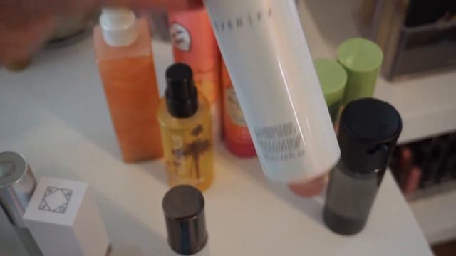 DECLUTTERING MY MAKEUP COLLECTION! 😱 Primers & Setting Sprays 🗑️ смотреть онлайн
