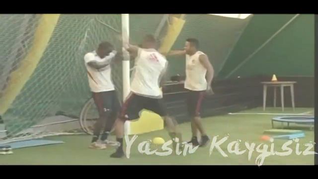 Robinho, Boateng & Strasser funny dance! AC Mailand 2012 HD смотреть онлайн