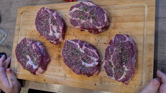 Стейк из мяса иберийской черной свиньи. Рецепт сочного стейка на мангале. Очень вкусная еда. смотреть онлайн