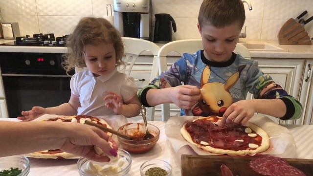 Готовим БОЛЬШУЮ ПИЦЦУ видео для детей | COOKING BIG PIZZA with Michelle funny video for kids смотреть онлайн