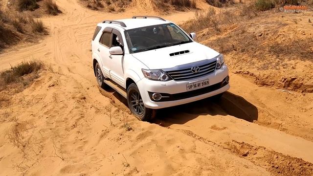 Duster AWD, Fortuner 4x4, V-Cross, Grand Vitara, Endeavour: Sandy obstacle. смотреть онлайн