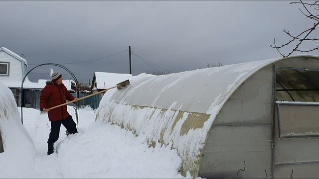 63. Рождество. 07.01.22 год. Дача огород 4 сотки. Скидываю снег с теплиц..mp4 смотреть онлайн