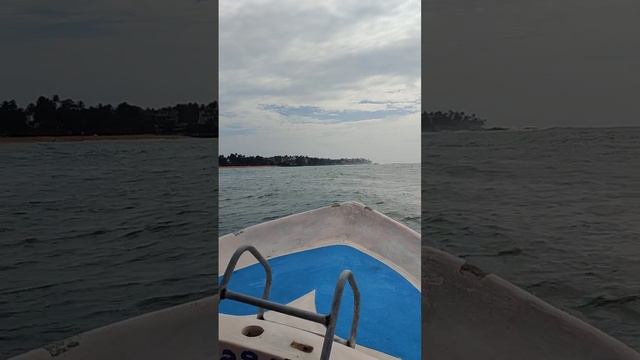 На моторной лодке по пляжу Унаватуна смотреть онлайн