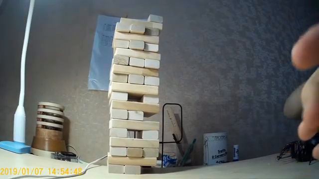 Играем с братом в JENGA смотреть онлайн