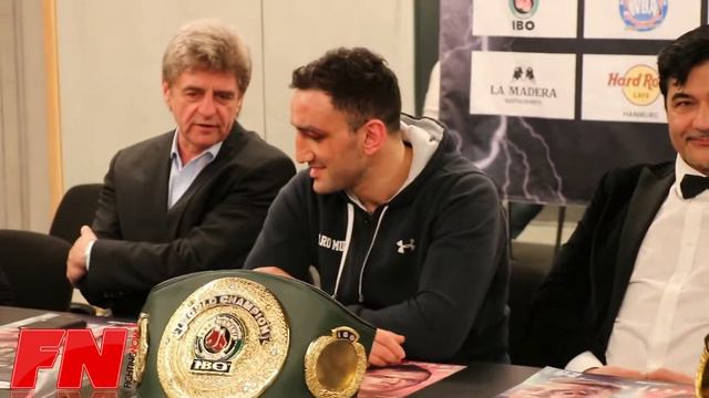 KARO MURAT NACH DEM KAMPF BEI DER PRESSEKONFERENZ смотреть онлайн