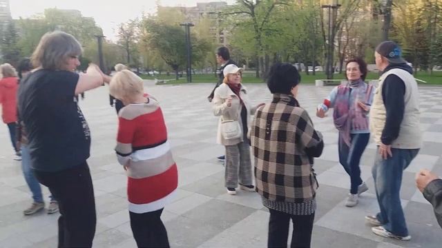 Харьков, танцы около фонтана,"А ты гуляй, душа!" смотреть онлайн