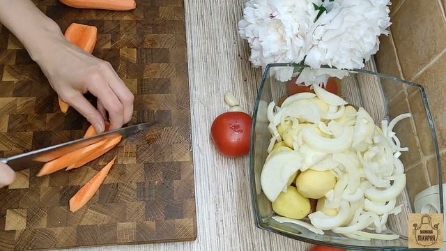Курочка целиком запечённая в духовке с овощами ! Вкусно, красиво, недорого!.mp4 смотреть онлайн
