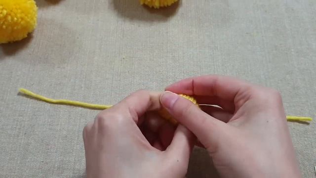 Easy Pom Pom Rabbit Making Idea with Fingers - DIY Pom Pom Rabbits - How to Make Yarn Bunny смотреть онлайн