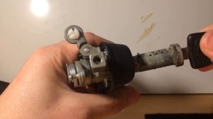 Простая замена личинки замка правой двери Шевроле нива