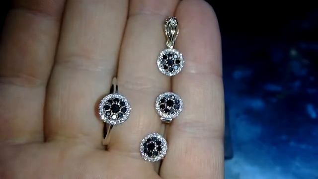 Комплект с чёрными и белыми бриллиантами смотреть онлайн