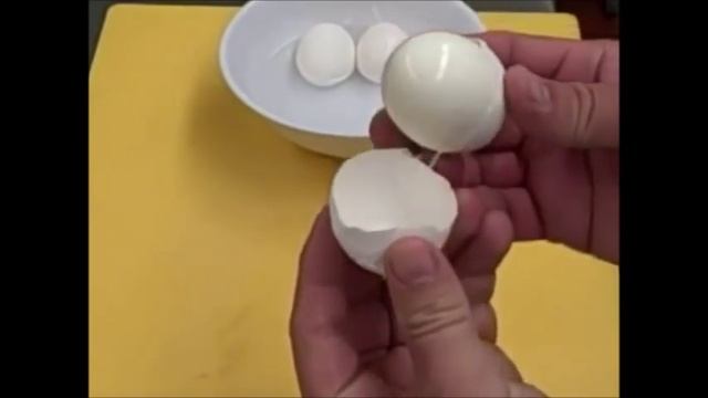 Як правильно почистити яйце за 1 секунду/How to peel an egg in 1 second смотреть онлайн