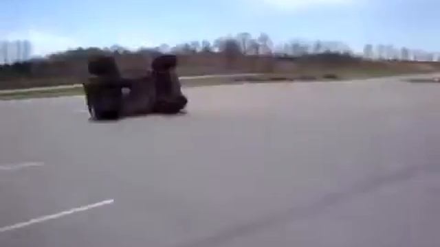 Придурок перевернул внедорожник! смотреть онлайн