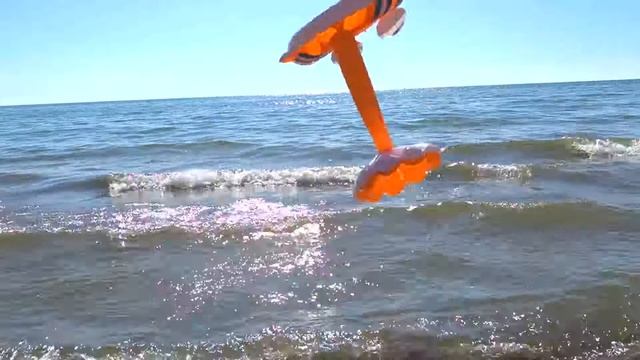 Эмма и её приключение с игрушками на море. Детские истории про море. смотреть онлайн