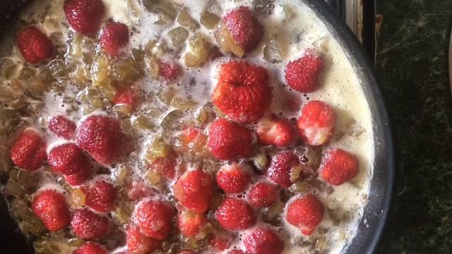 Варенье из ревеня с клубникой смотреть онлайн