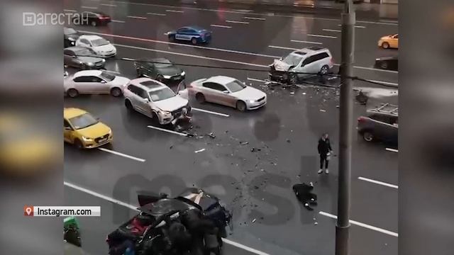 В результате аварии погиб известный дагестанский блогер смотреть онлайн