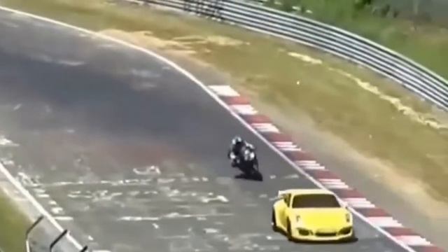 bmw vs plane bugatti veyron vs ferrari porsche 918 spyder Porsche 911 vs BMW S1000RR320kmh смотреть онлайн