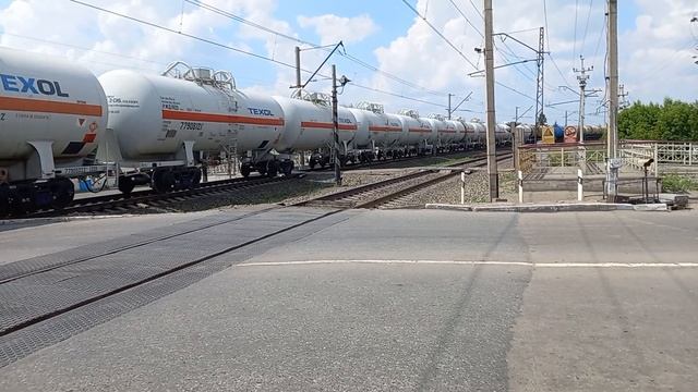 "Ему всего месяц!!!" 2ЭС6-1274 проезжает по переезду с грузовым поездом. смотреть онлайн