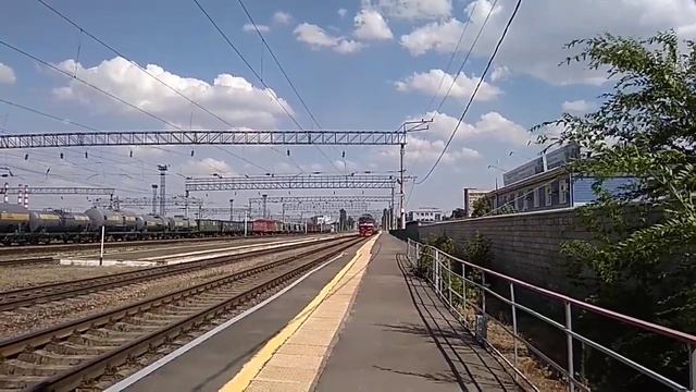 «Мой знакомый машинист!» ТЭП70 - 0334 с пассажрским поездом №545 Орск - Имерет. курорт прибывает смотреть онлайн